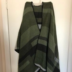 Akira Chicago Poncho